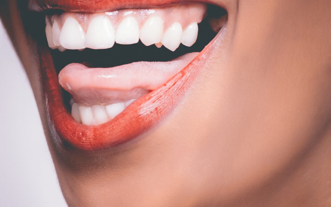 Niet essentieel Geliefde veeg Eenvoudige manieren om de tanden op natuurlijke wijze te bleken